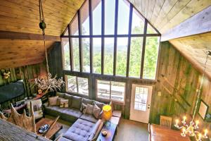 East Burke House w Deck < 3 Mi to Kingdom Trails!