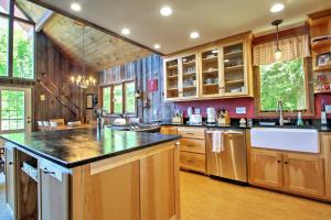 East Burke House w Deck < 3 Mi to Kingdom Trails!