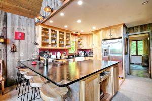 East Burke House w Deck < 3 Mi to Kingdom Trails!