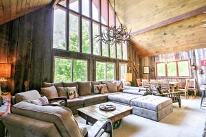 East Burke House w Deck < 3 Mi to Kingdom Trails!