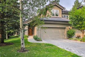 Holiday Home room in Sun Valley Townhome on Golf Course Near Ski Lifts!