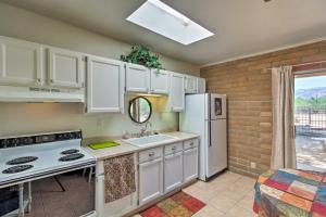 Tucson Casita with Fireplace View Animals and Mtns