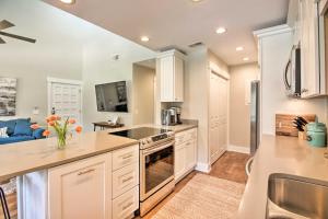 Villa with Golf Course Views, Walk to Harbour Town!