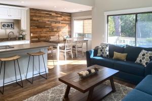 Villa with Golf Course Views, Walk to Harbour Town!