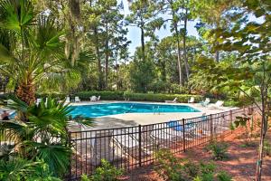 Villa with Golf Course Views, Walk to Harbour Town!