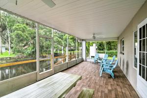 Updated Rustic Yankeetown Home with Lanai and Dock