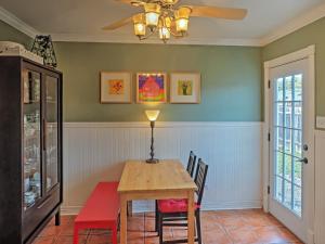 Quaint Austin Home with Yard about 5 Mi to Downtown!