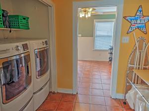 Quaint Austin Home with Yard about 5 Mi to Downtown!