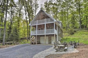 obrázek - Cozy Old Forge Home with 2 Porches, Fire Pit, Hot Tub