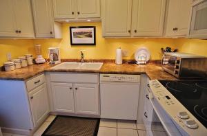 Walk to Fashion Park! Phoenix Abode with Pool Access