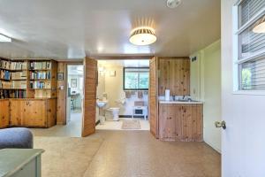 Stair-Free Lexington Home with Blue Ridge Mtn Views!