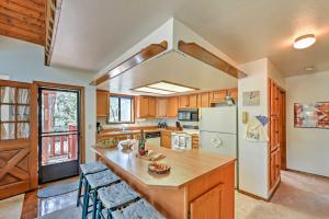 Spacious Munds Park Cabin Nestled in the Pines