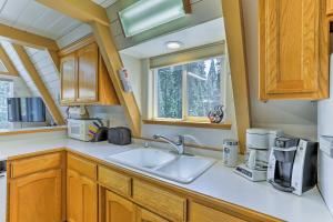 Charming House with Deck - Steps to Lake Almanor!