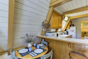 Charming House with Deck - Steps to Lake Almanor!