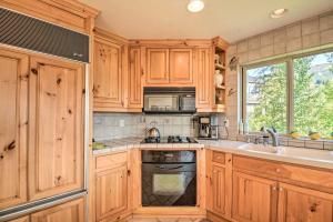 Whitefish Townhome with Private Hot Tub and Mtn Views