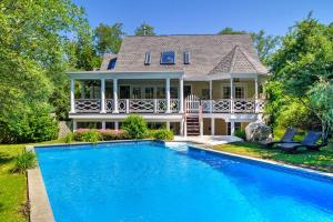 Luxurious Shelter Island Hideaway with Pool!