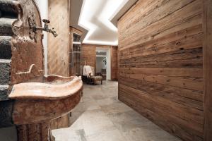 Standard Double Room with Balcony Annex room in Hotel Lech & Residenz Chesa Rosa