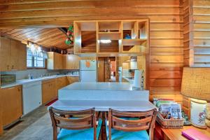 Waterfront Manson Cabin on Lake Chelan with Deck!