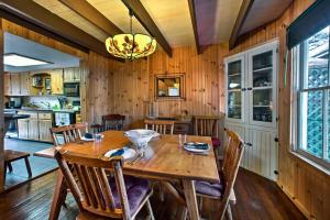 Quaint Gretna Getaway Cottage with Screened Porch!