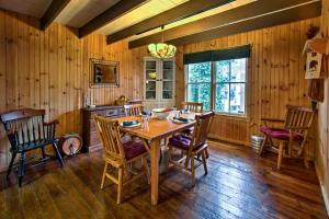 Quaint Gretna Getaway Cottage with Screened Porch!