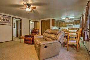 Cozy Anglers Apt - Steps to Trout Fishing River!