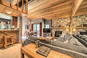 Renovated Mammoth Lakes Retreat with Private Balcony