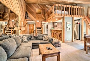 Renovated Mammoth Lakes Retreat with Private Balcony