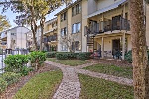 Updated Hilton Head Condo Balcony, Walk to Beach
