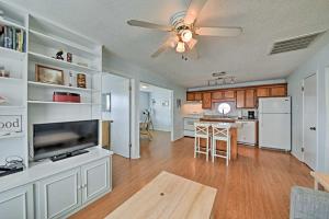 Less Than Half-Mi to Beach Cozy Home with Deck in Galveston