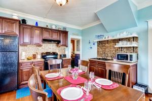 Astoria Painted Lady Historic Apt with River View!