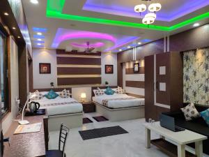 HOTEL CENTRAL SQUARE "A Couple Friendly Hotel"