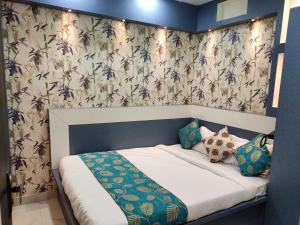 HOTEL CENTRAL SQUARE "A Couple Friendly Hotel"