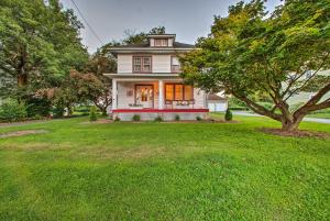 obrázek - Whimsical Lancaster House with Porch, Near Amish Farm