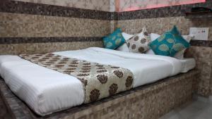 HOTEL CENTRAL SQUARE "A Couple Friendly Hotel"