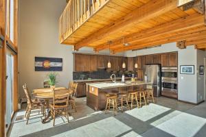 Luxurious Grand Lake Vacation Rental w Hot Tub!