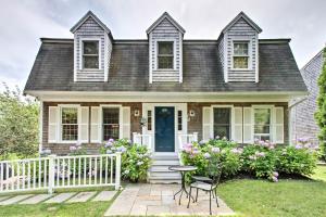 obrázek - Marthas Vineyard Home with Deck - Walk Downtown!