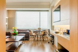 Gemini Continental, Hazratganj