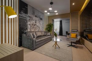 Maccani Black Luxury Suites