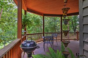 Cozy Scottsville Cottage with River Views and Gazebo!