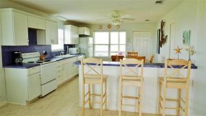 Beach Access! Group-Friendly Galveston Retreat