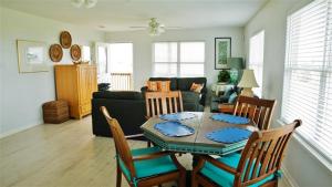 Beach Access! Group-Friendly Galveston Retreat