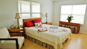 Beach Access! Group-Friendly Galveston Retreat