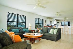 Beach Access! Group-Friendly Galveston Retreat