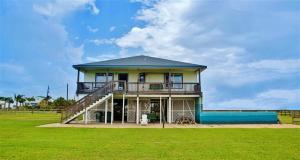 Holiday Home room in Spacious Retreat with Expansive Yard and Beach Access!