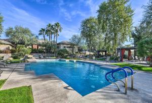 Condo with Pool and Spa Access about 7 Miles to DT Phoenix in Phoenix