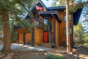Deck and Resort Amenities Expansive Truckee Cabin - Траки