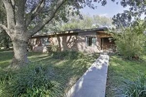 Mid-Century Hideaway Spacious Brownsville Home! - 布朗斯维尔