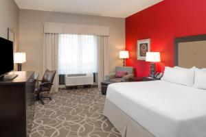 Standard King Room - Communications Accessible room in Holiday Inn Express Redwood National Park an IHG Hotel