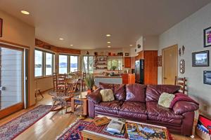 Lake Chelan Home with Kayaks, Dock and Stunning Views!