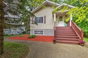 Cozy Union Pier House with Hot Tub, Deck and Backyard! - Three Oaks